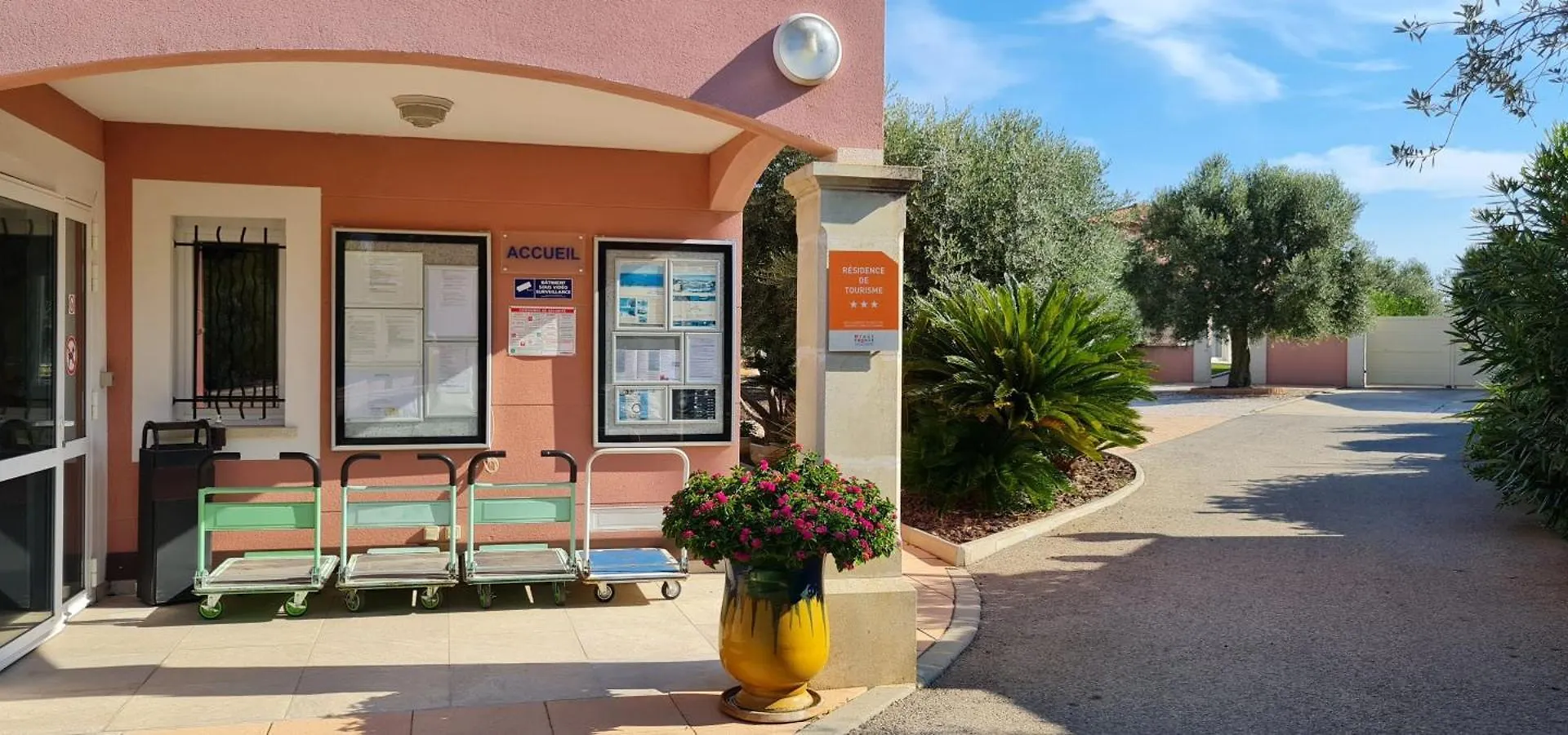 Residence de Tourisme la Provence 3*, Saint-Mitre-les-Remparts