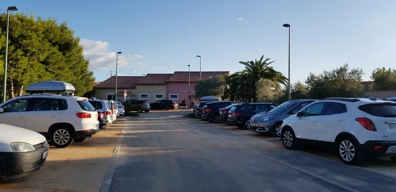 Residence & Appart'Hotel La Provence 3*, Saint-Mitre-les-Remparts